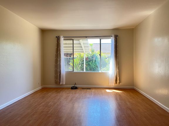 3rd image of 318 Surber Dr