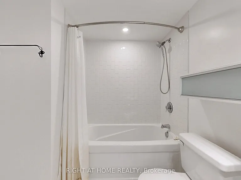 111 Elizabeth St #818 — Photo 17