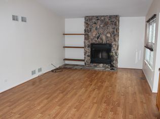 910 Bidwell Dr, Gurnee, IL 60031