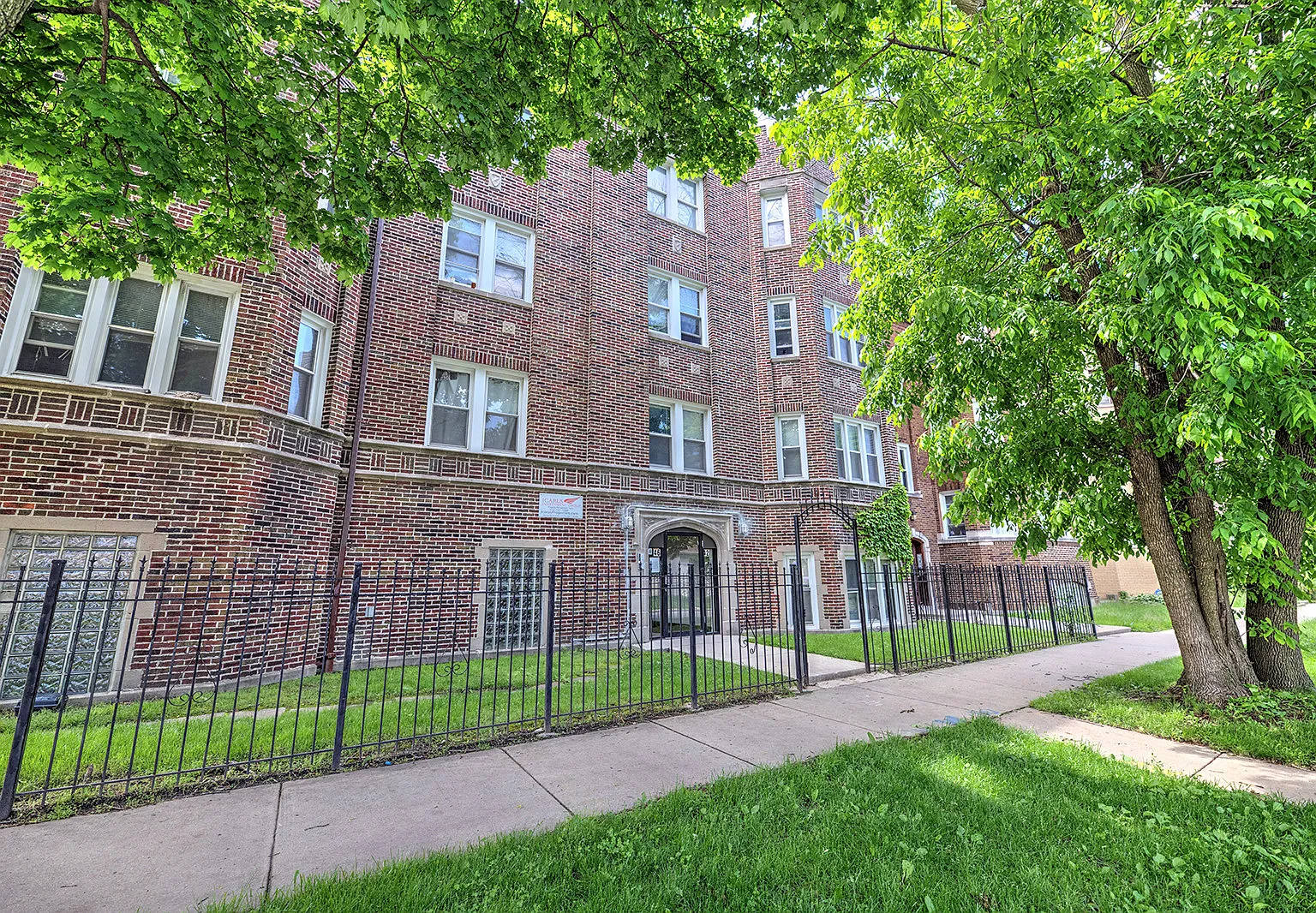 7842-46 Oglesby — Photo 1