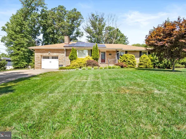 32 Malaga Dr, Ewing, NJ 08638