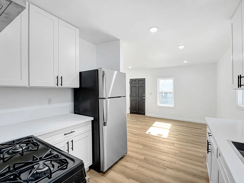 1142 N Mariposa Ave