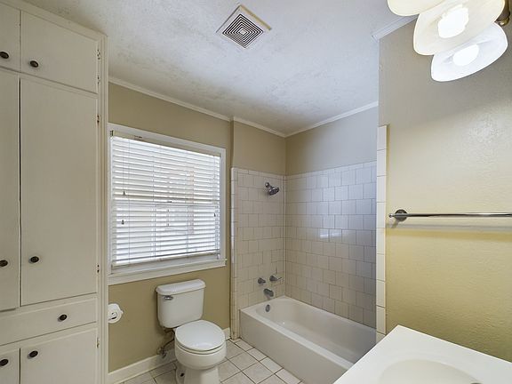 4th image of 305 Bolton Ave