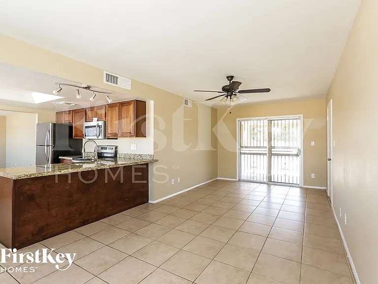1633 W Charleston Ave — Photo 8
