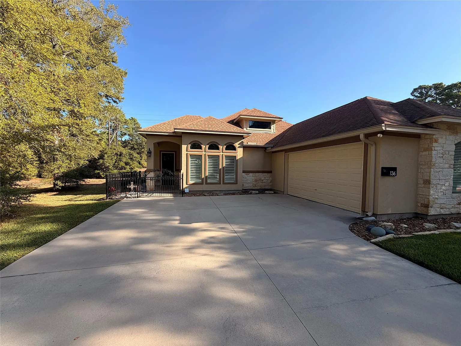 3 bed, 2.5 bath, 2194 sqft, $3,400 — Photo 2