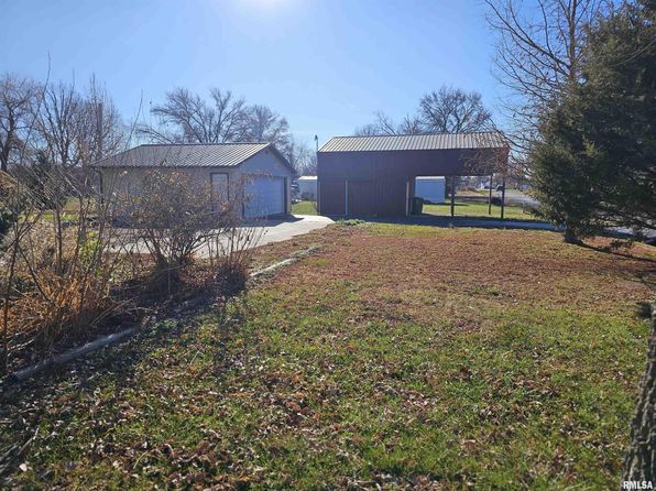 204 N Elm St, Ina, IL 62846