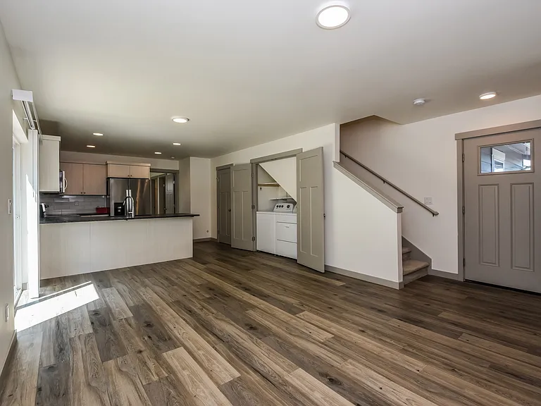 2046 Aaron Dr — Photo 6