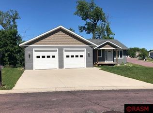 101 Goldfinch Ct, Mankato, MN 56001