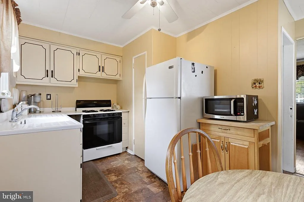 2 bed, 1.0 bath, 832 sqft, $2,300 — Photo 4
