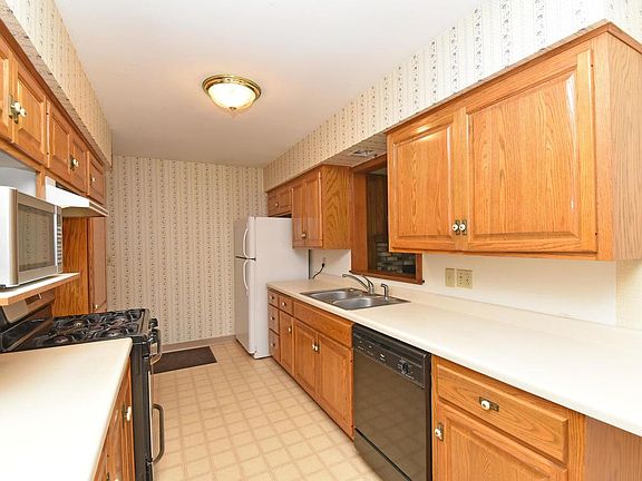 5th image of 401 Meadow Ct