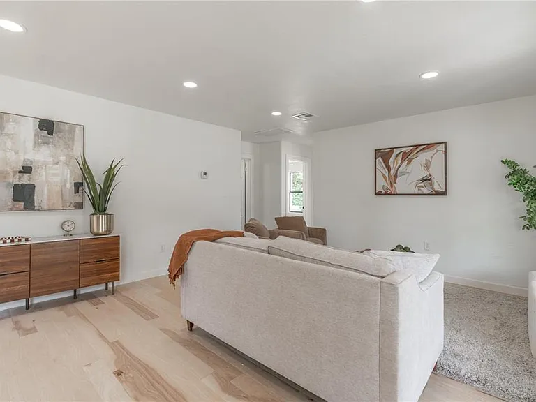 2213 NE 18th St — Photo 6