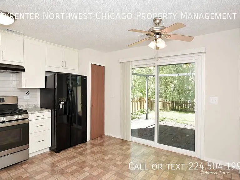 1212 Stratford Ln — Photo 3