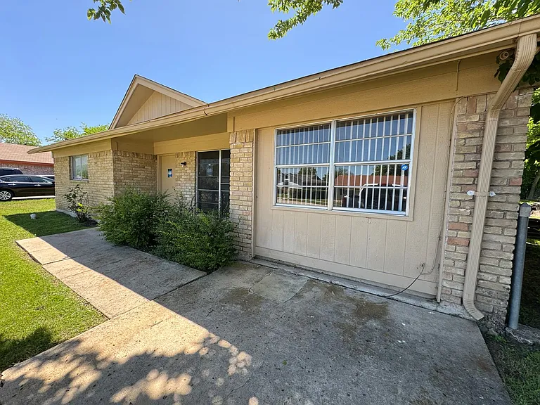 1526 Leader Dr — Photo 2