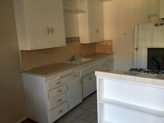 4th image of 1020 E 2nd St Unit 2