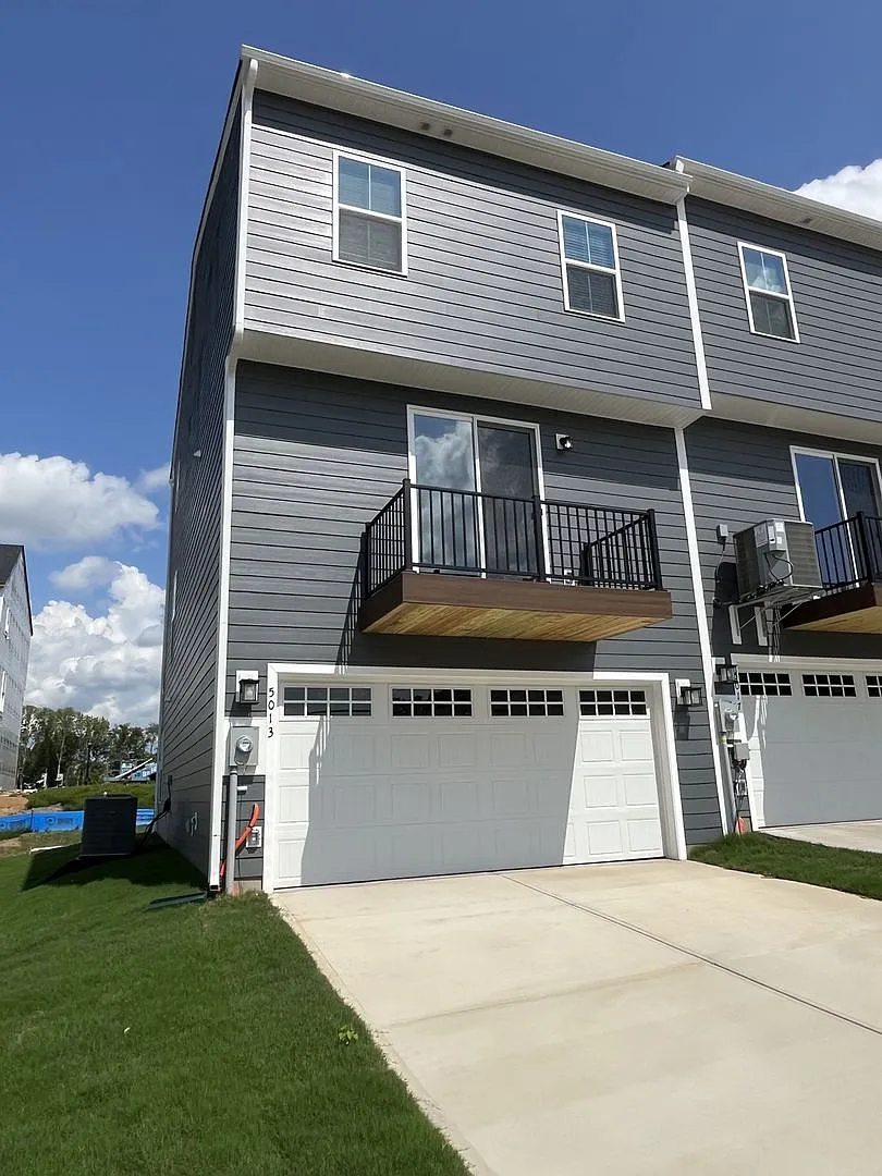 Brand New End Unit 4 Bed Townhome in Steele Creek — Photo 2