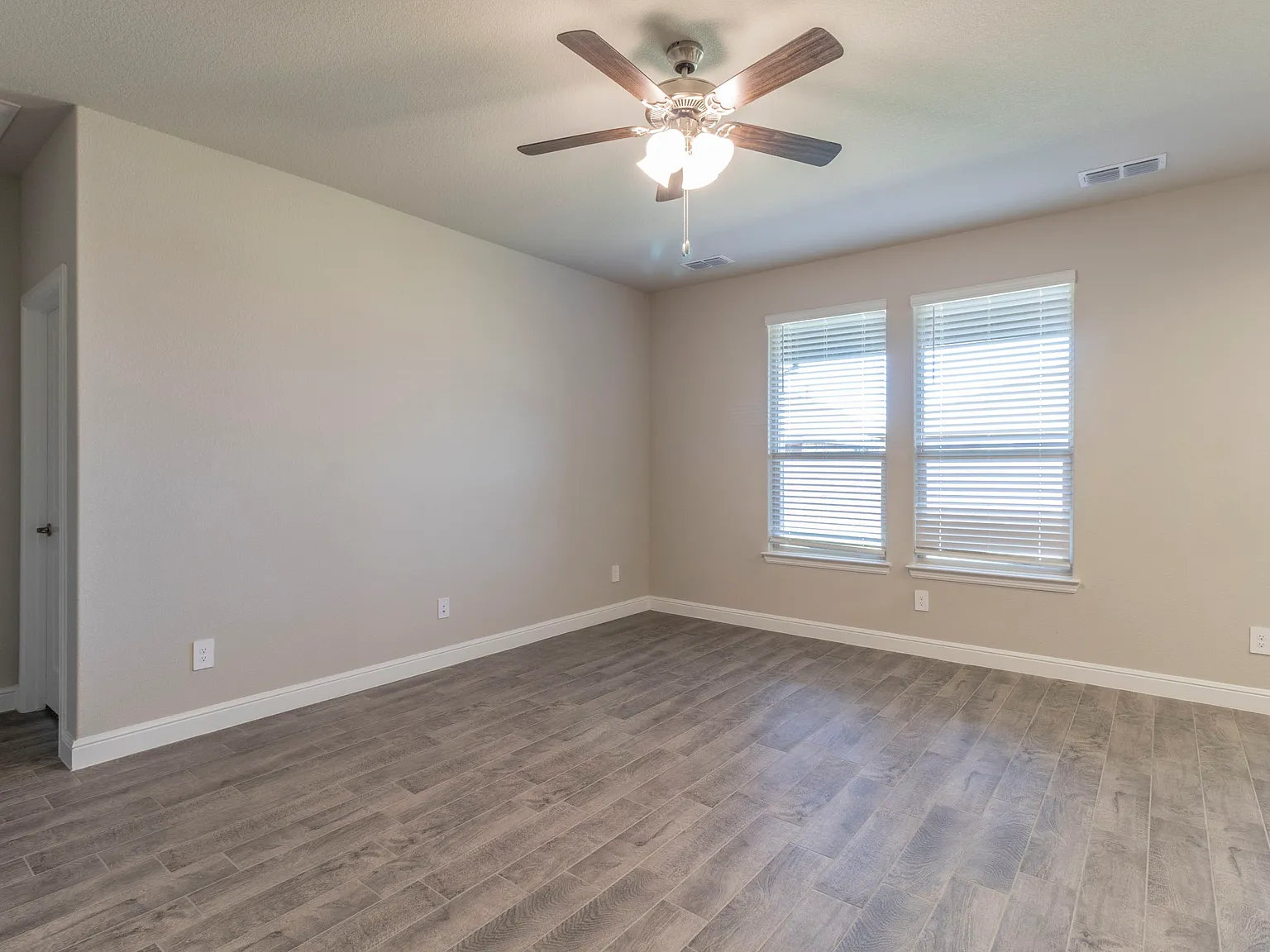 4 bed, 2364 sqft, $2,850 — Photo 3