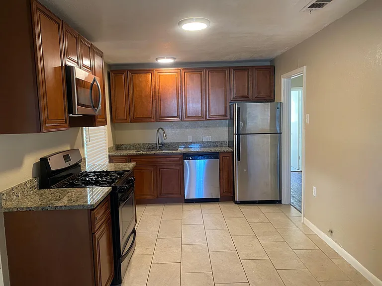 2405 Glengariff Dr — Photo 10