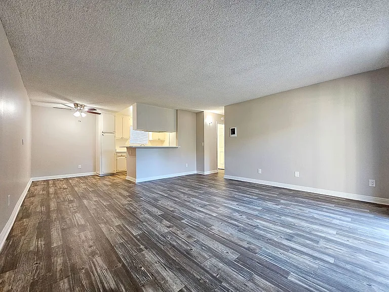 Sandalwood Apartments — Photo 23