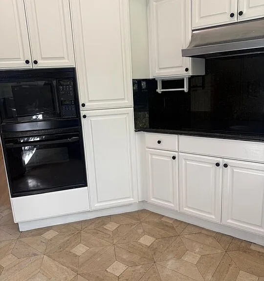 223 S Lasky Dr — Photo 13