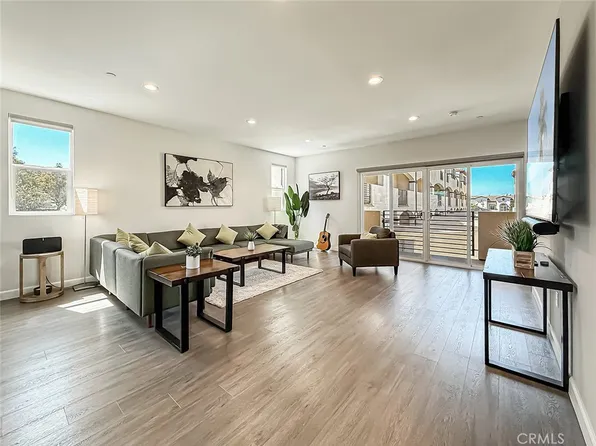 946 Warwick Ave, Thousand Oaks, CA 91360