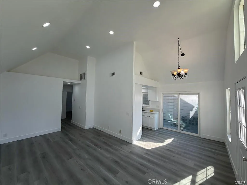 2 bed, 800 sqft, $2,700 — Photo 3
