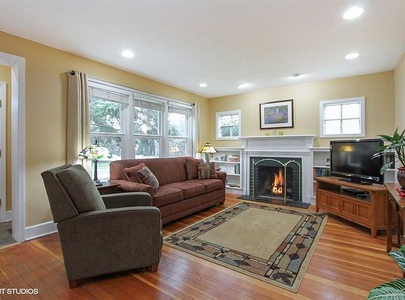 2nd image of 303 W Austin Ave