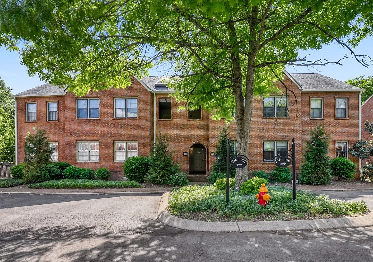Spacious 2-Bedroom, 2-Bath Condo with Pool in Nashville — Photo 3
