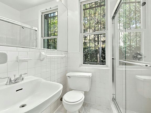 5th image of 123 W 78th St