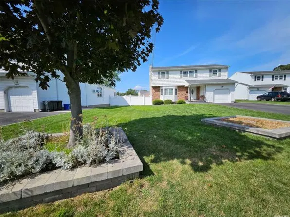 43 Hunter Ave, North Babylon, NY 11703