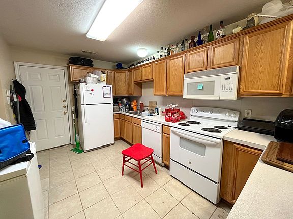 5th image of 920 Willow Pond St