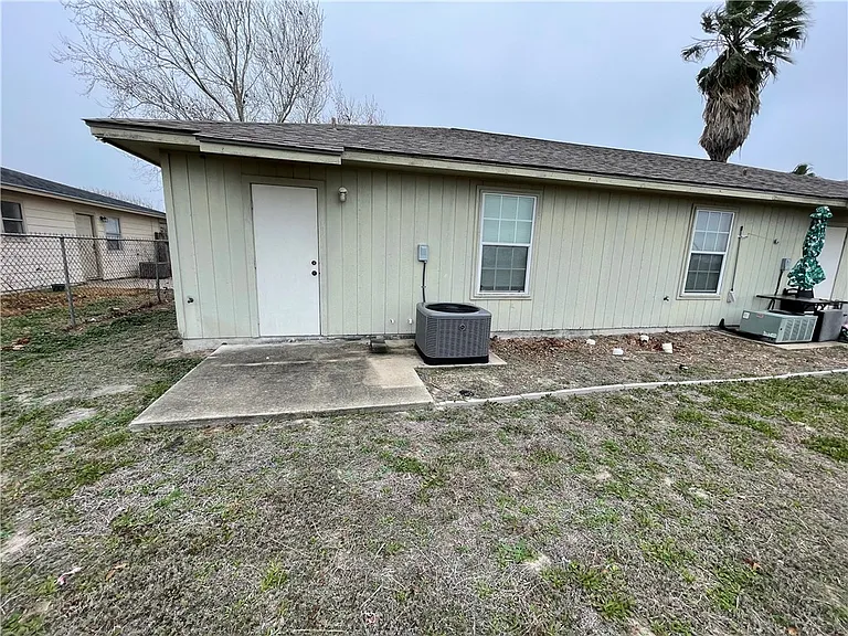 2109 Breezeway Cir — Photo 12