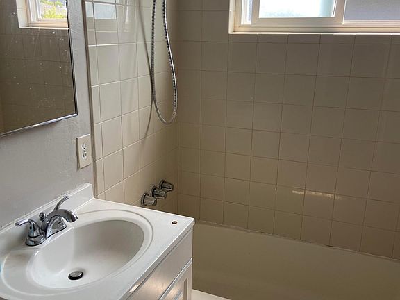 2nd image of 521 Chiquita Ave