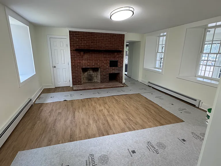 Dining Room (15 x 16) (non-functional fireplace)