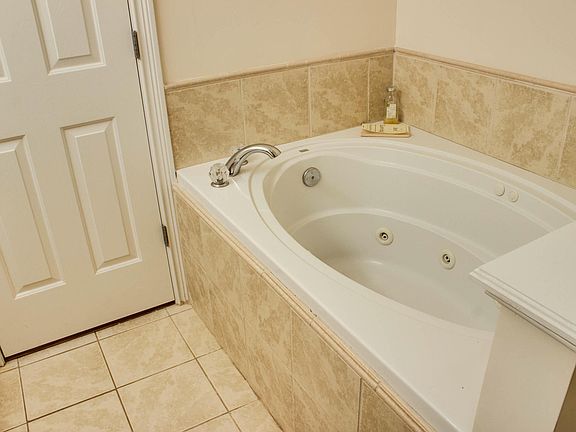 Whirlpool style tub
