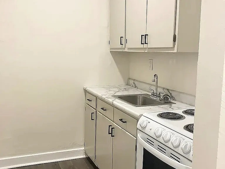 17 N Irvington Ave — Photo 3