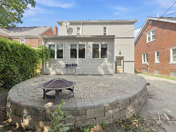 2nd image of 475 Belanger St