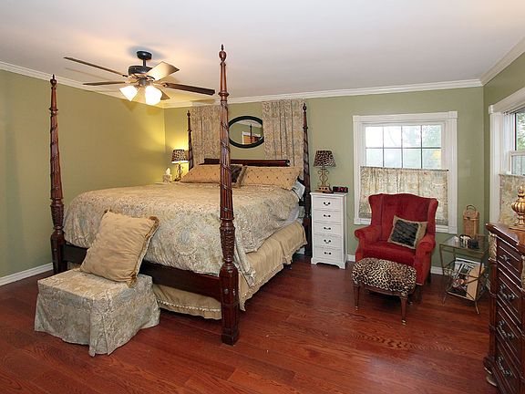 Crown molding hardwood floor