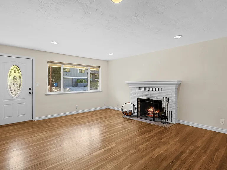 459 Herbert St — Photo 4
