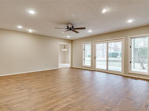 4th image of 6 Boyce Ln