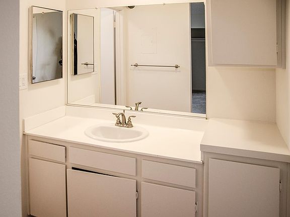 4th image of 11545 Moorpark St #5