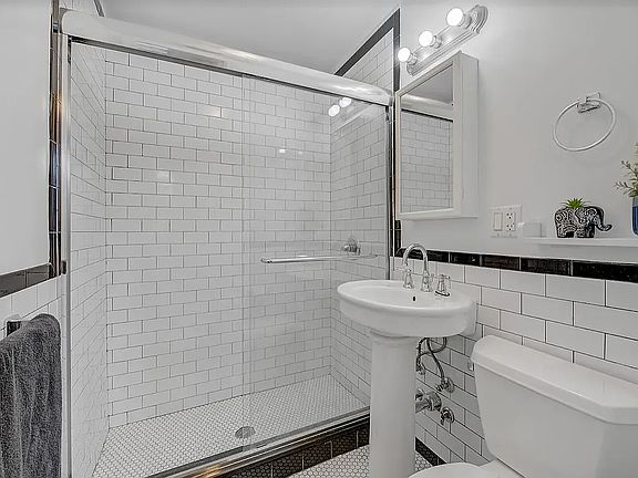 5th image of 107 Greenpoint Ave APT A4