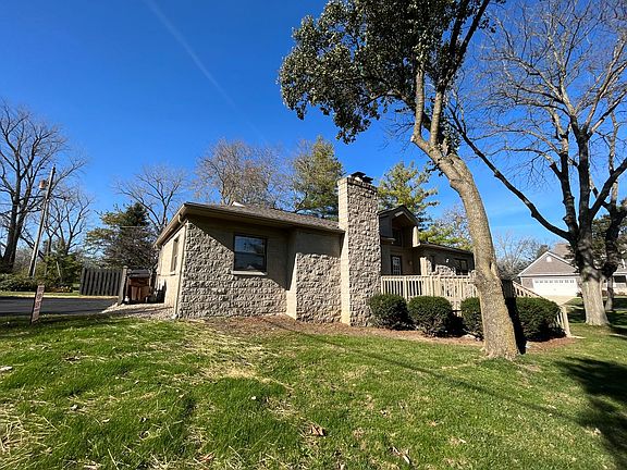2nd image of 124 E Osage Dr