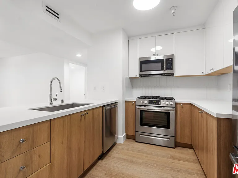 16100 W Sunset Blvd #201 — Photo 14