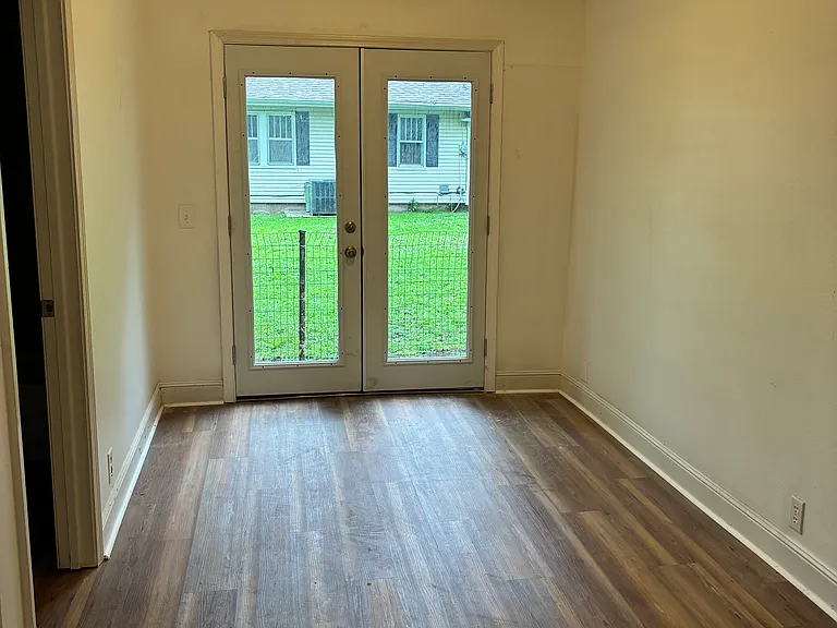 2510 Windsor St — Photo 5