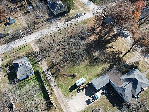 5th image of 1006 Illinois St