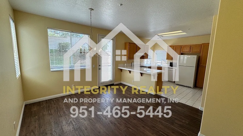 4 bed, 2.5 bath, 1555 sqft, $3,195 — Photo 3