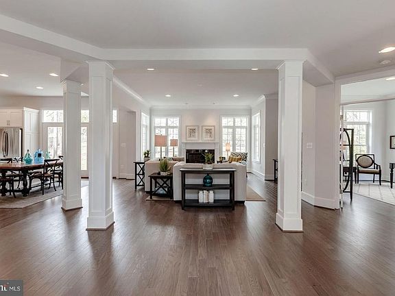 3rd image of 3214 Barbara Ln