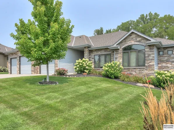 20610 Pine St, Elkhorn, NE 68022