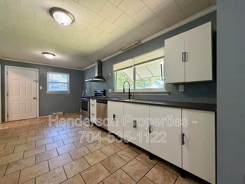 3 bed, 2.0 bath, 1350 sqft, $1,600 — Photo 2