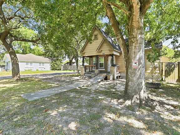 3rd image of 800 E Lobit St